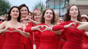 КРАСИВЫЙ ФЛЕШМОБ "ПРОЕКТ В КРАСНЫХ ПЛАТЬЯХ" идет по России в 2025году в 30 городах России!
