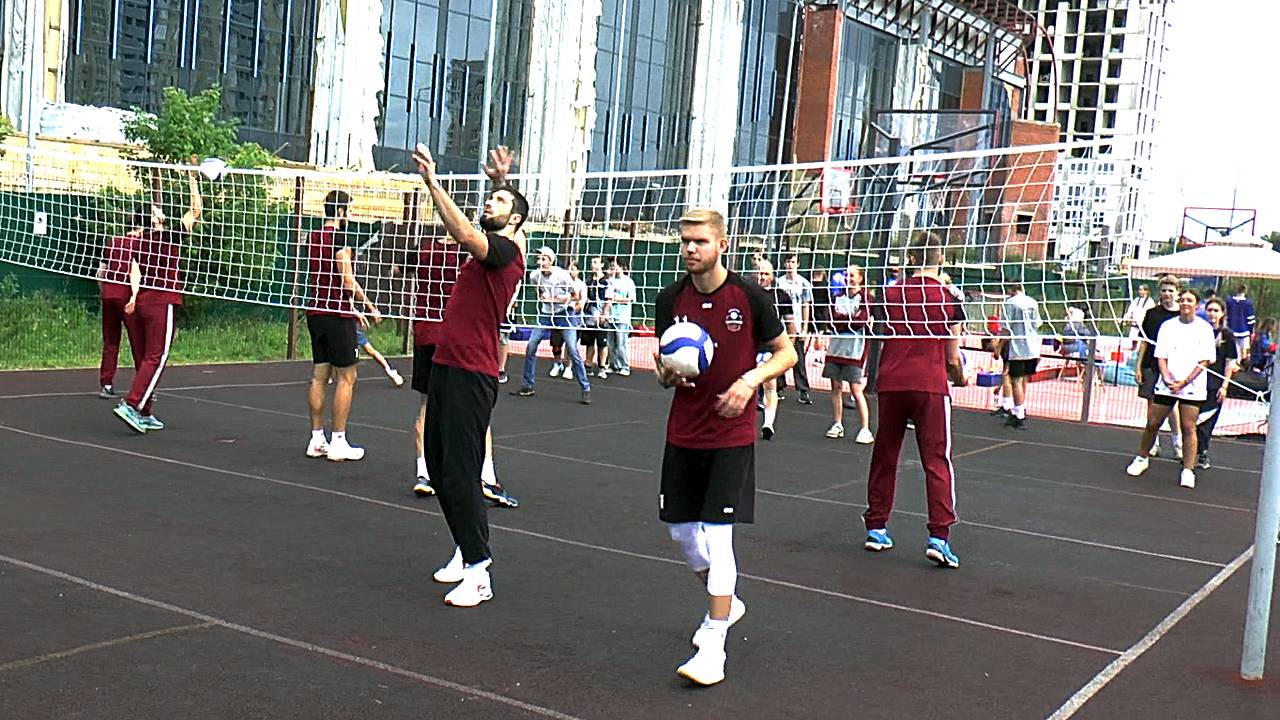 Волейбол. Мастер-класс ВК "Текстильщик" (Иваново) для своих болельщиков. Разминка с мячами #3 смотреть онлайн