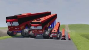 Большой и маленький, длинный и высокий автобус Молния Маккуин с колесами монстр-трака против поездов