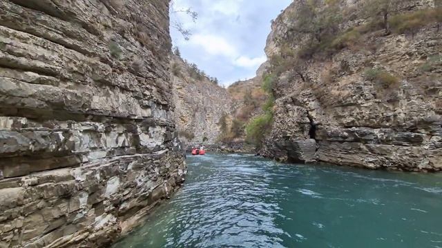 Чиркейское водохранилище и персиковый остров