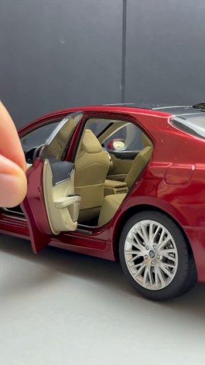 Литая модель автомобиля Toyota Camry с закрытой дверью