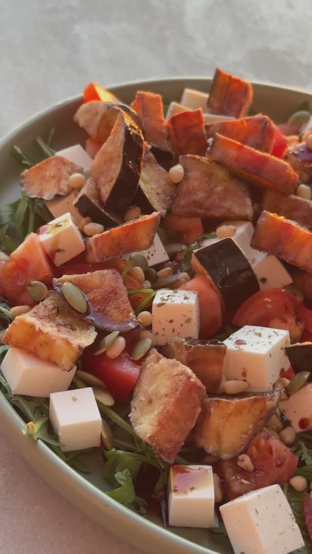 Салат с хрустящими баклажанами и фетой. Салат станет вашим фаворитом этим летом! Сохраняйте, чтобы п смотреть онлайн