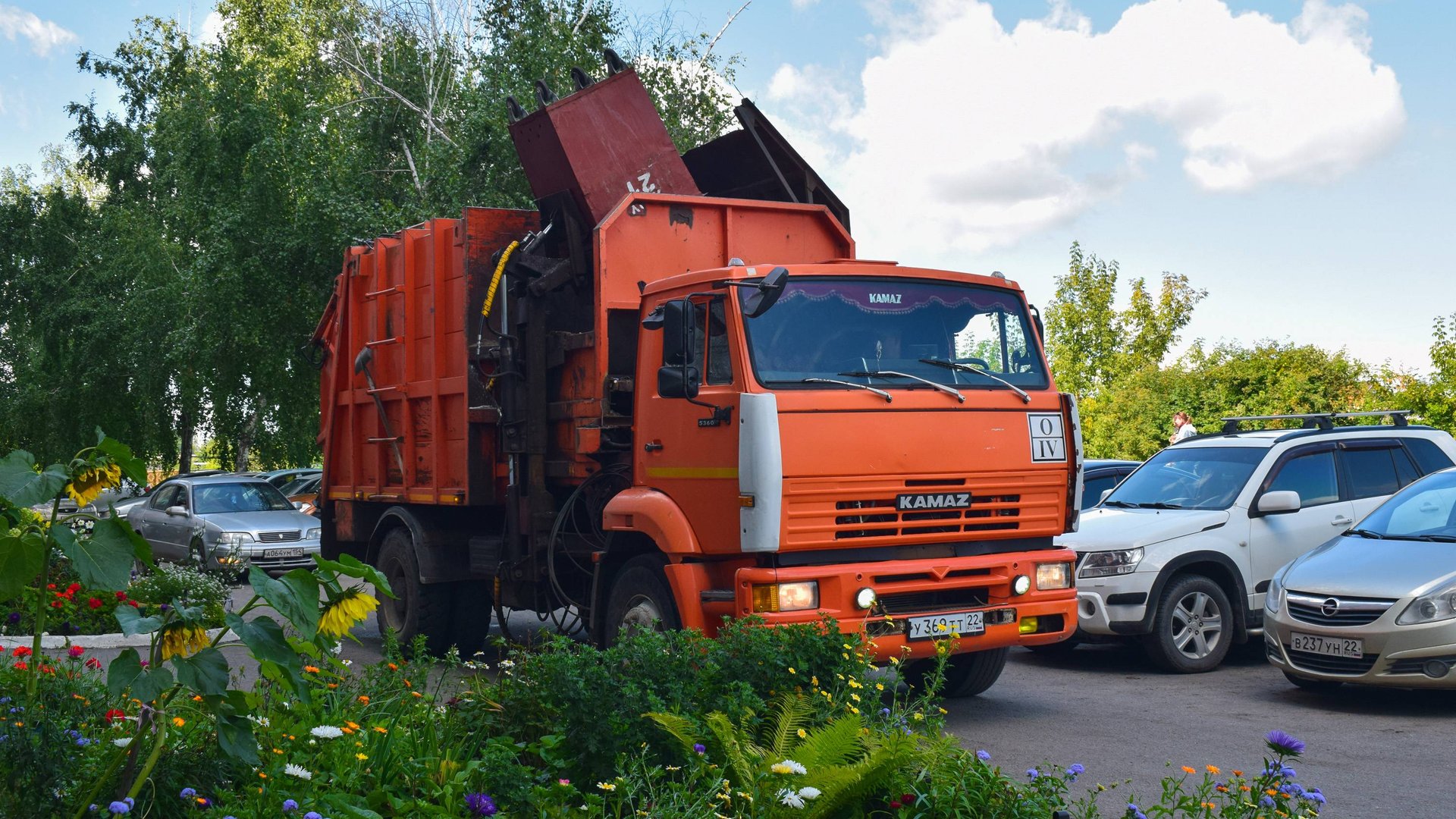 Мусоровоз МКМ-4605 (МК 4453-05) на шасси КамАЗ-53605-62 (У 369 ТТ 22) / KAMAZ garbage truck. смотреть онлайн