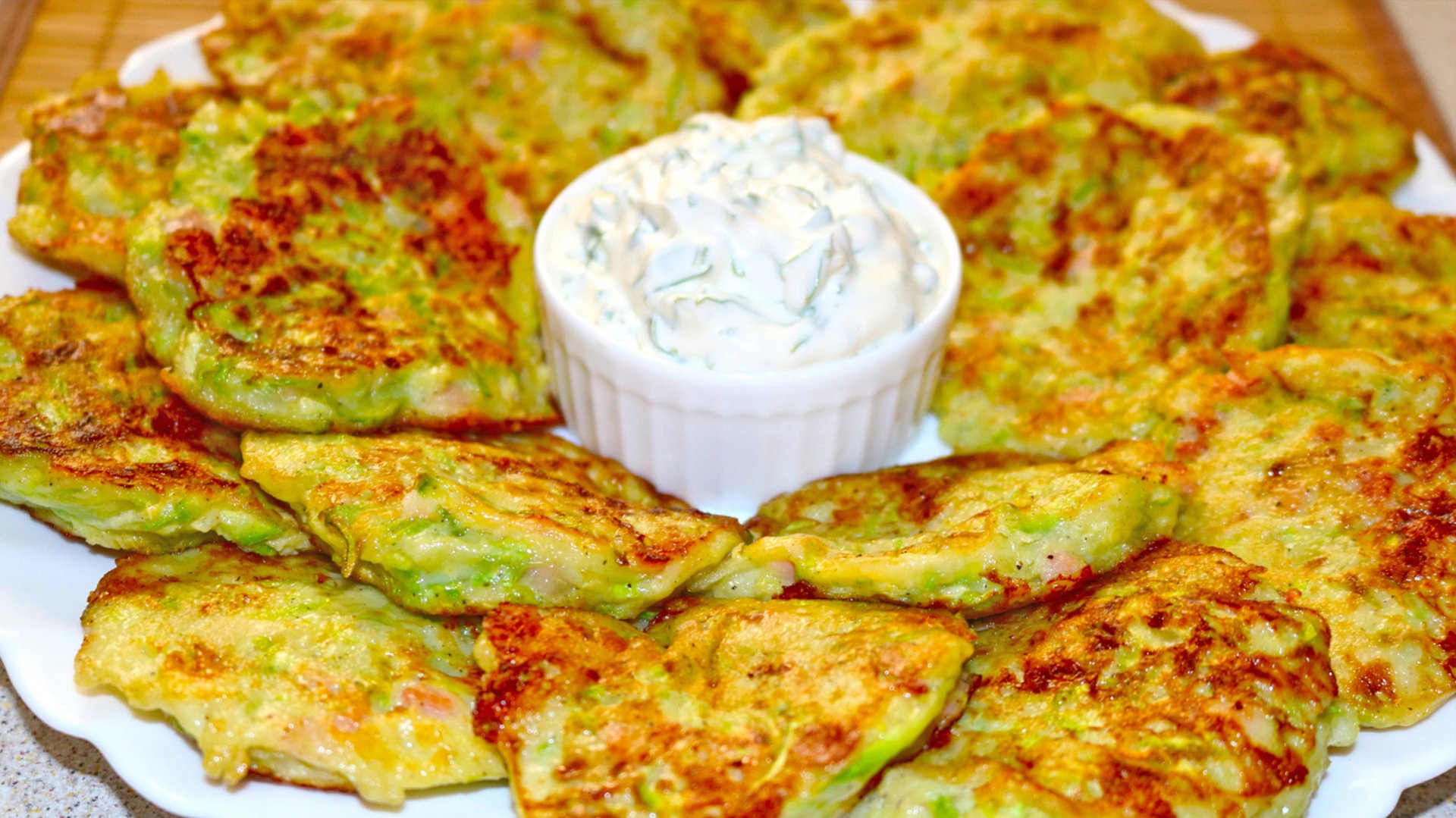 Кабачковые оладьи с ветчиной и сыром