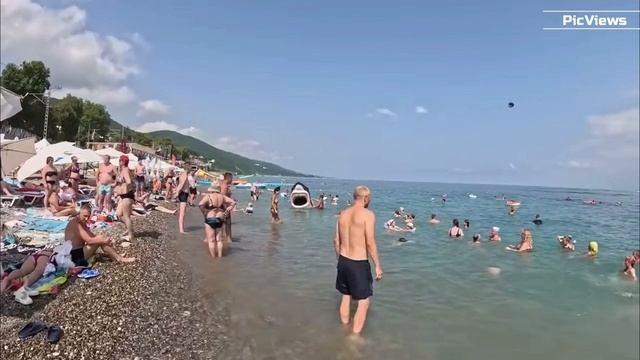 СОЧИ Лазаревское пляж Дельфин сегодня 12 августа 2025. Погода в Лазаревском сейчас. Обстановка смотреть онлайн