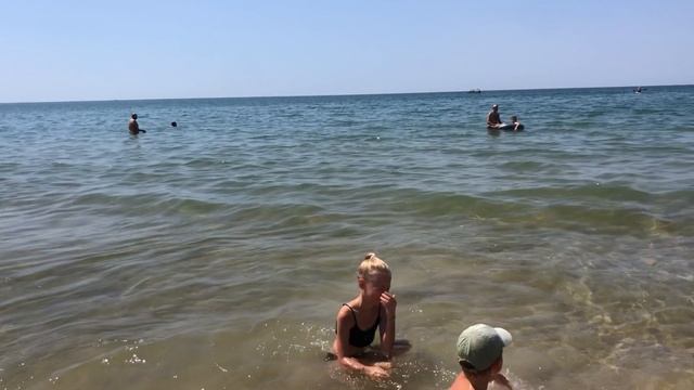 Купаемся в море в Витязево. Мазута нет. смотреть онлайн