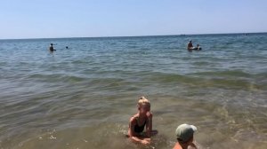 Купаемся в море в Витязево. Мазута нет.