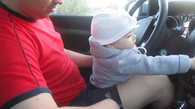 Дочка первый раз за рулем в 1 годик и сразу включает музыку смотреть онлайн