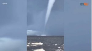 Очевидцы запечатлели сразу несколько водяных смерчей на Ладожском озере в Ленинградской области