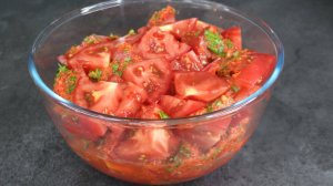 Такой салат из помидоров заставит гостей спросить: «Что ты в них добавила?»