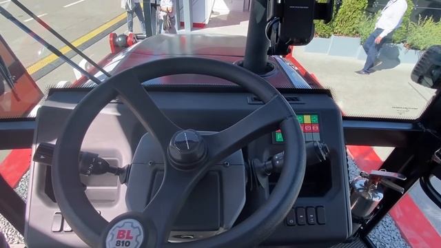 Экскаватор-погрузчик BL 810: детальный обзор смотреть онлайн