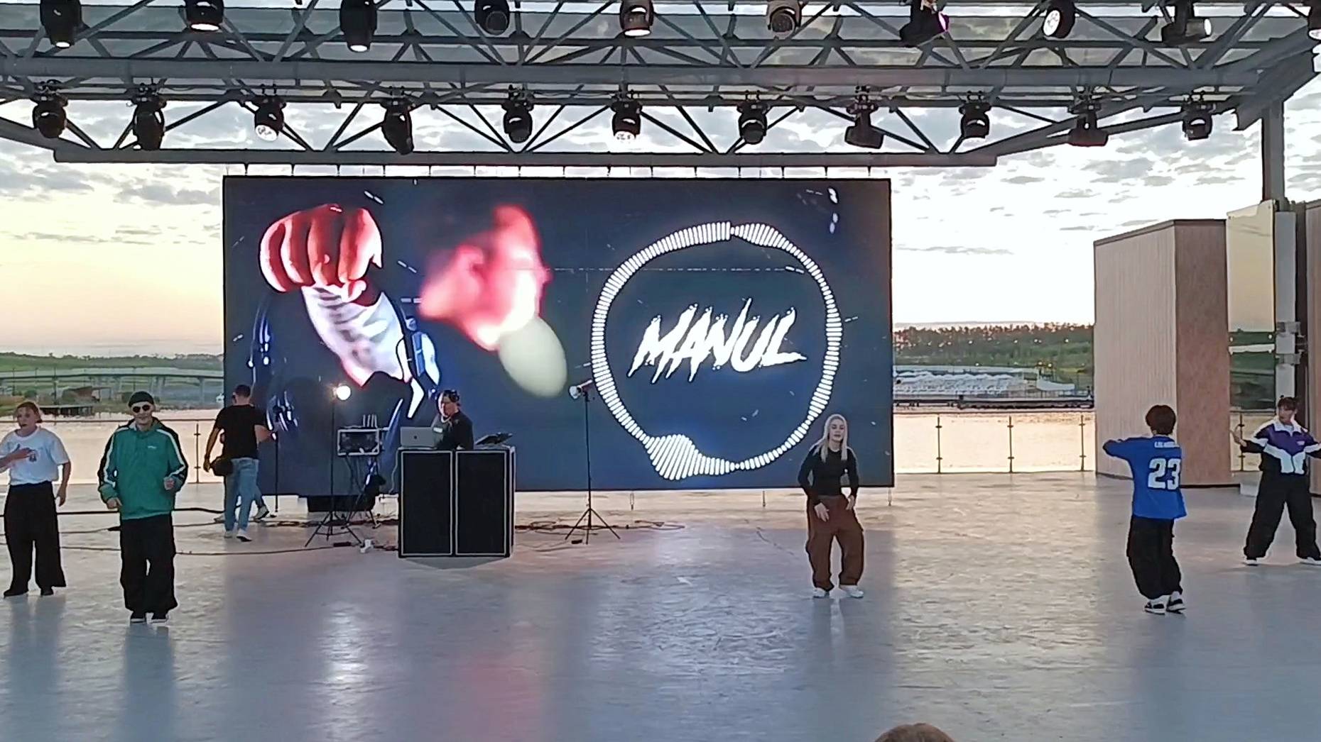 Магнитогорск, праздник день Строителя, на сцене Dj Manul с танцорами (09.08.2025)