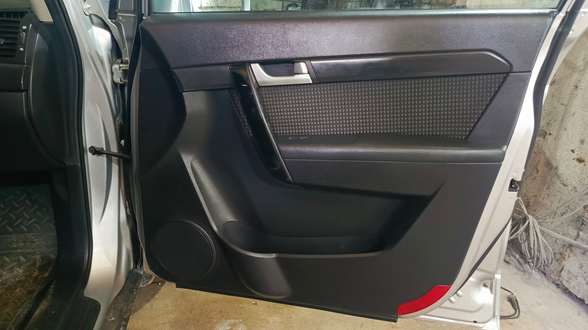 как снять переднюю правую обшивку двери на Шевроле Каптива 2012 год Chevrolet Captiva