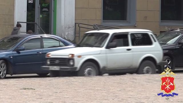 Кузбасские полицейские задержали курьера, который помогал мошенникам смотреть онлайн