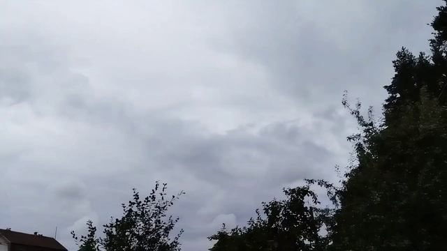 Движение фронтальных облаков в двухъядерном циклоне над Уралом 13 августа 2025 смотреть онлайн