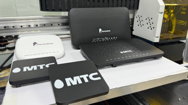 Печать белыми и цветными чернилами на УФ принтере на изогнутых корпусах из пластика. Принтер PrintX