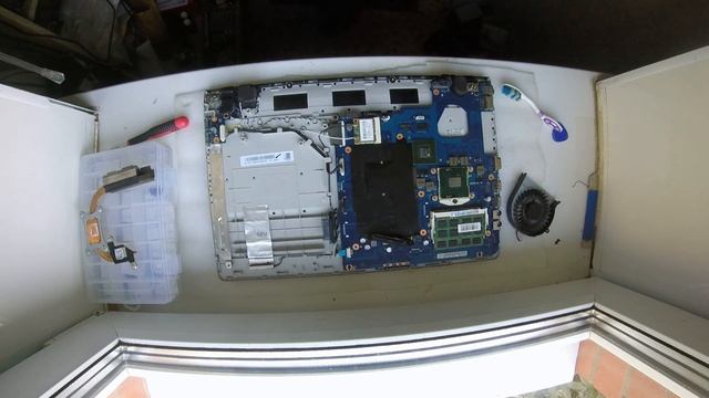 Ноутбук Samsung 305E модель NP 305E5A Разборка и чистка смотреть онлайн