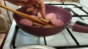 Яичница с колбасой и хлебом