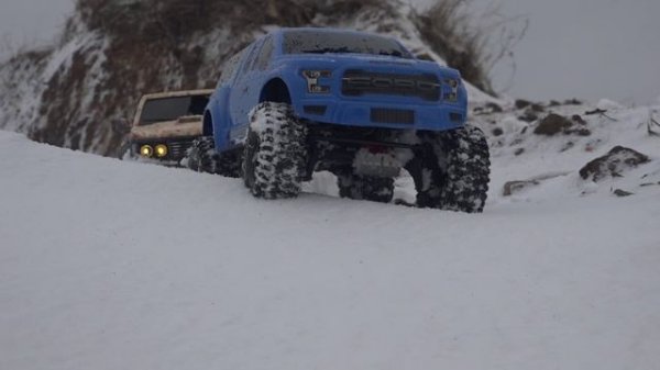 RC внедорожники на заснеженном бездорожье.