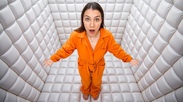 24 ЧАСА В ПУСТОЙ КОМНАТЕ / Вики Шоу