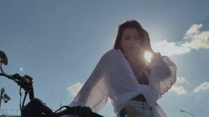 Девушка и мотоцикл GEAR 125.