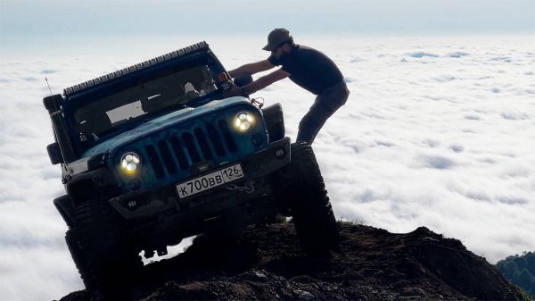 Опасность пожара - бревно пробило бак. Абхазия внедорожная.