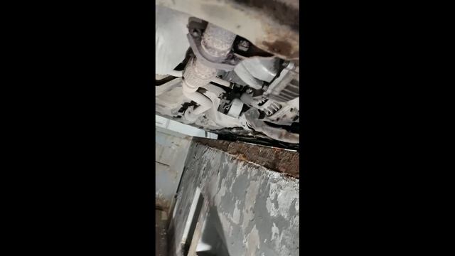 Снятие Гбц Hundai Elantra 3 2005 ДВС 1.6. Часть 2 сливаем охлаждающую жидкость ДВС.