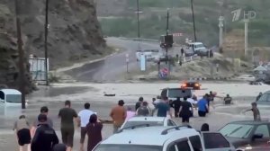 В Дагестане спасена от гибели в бурной реке семья из семи человек