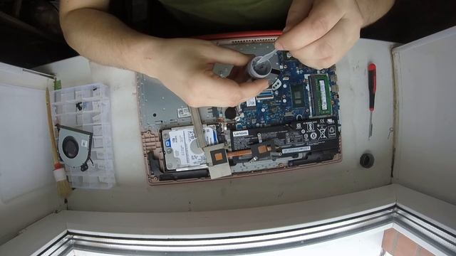 Ноутбук Lenovo IdeaPad 320-15IKB модель: 80YE Разборка и чистка смотреть онлайн