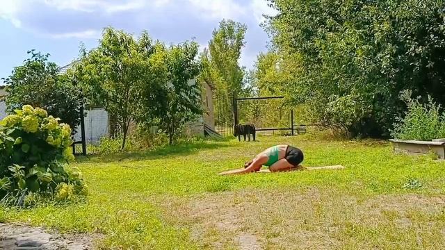 Йога на природе, стойка на голове