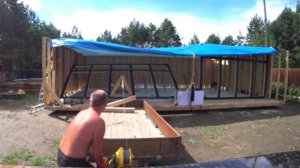 Поднял фронтальную стену