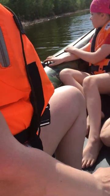 Обкатываем мотор. Решили покатать детей.