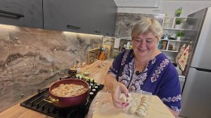 Нашей девочке сделали операцию.  Готовлю супер вкусные помидорки. Налепила пельмешек.