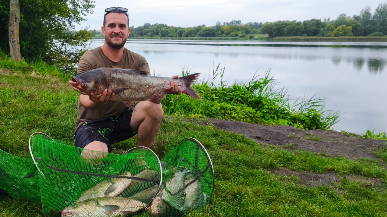 ЭТИ МОНСТРЫ ЛОМАЮТ СНАСТИ!!! Рыбалка с ночевкой на толстолоба
