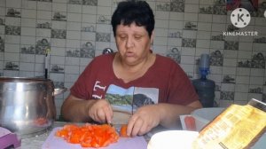 Готовлю вкусный обед овощи тушёные и салат с крабовыми палочками.