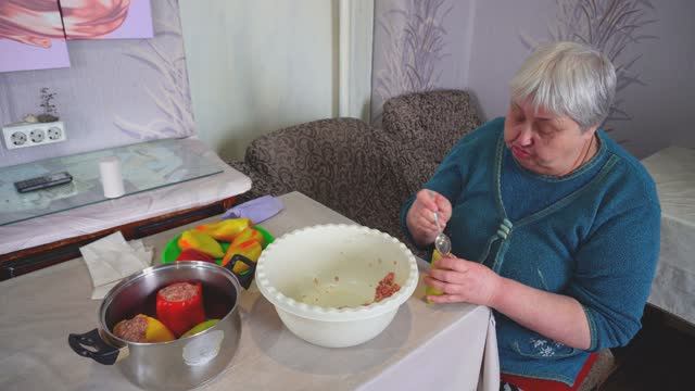 Фаршируем сладкий перец Попроведал отца Вкусно кушаю ПОДВАЛ ИЛЬИЧА смотреть онлайн