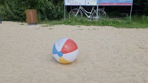 Викуля играет в футбол