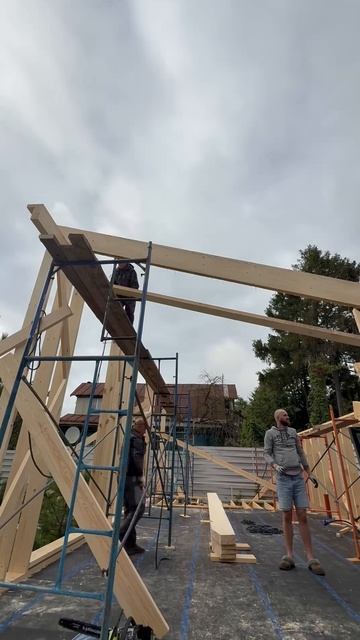 😮💨😮💨 Монтаж стропил. Конечно доска 7000х300х50 совсем не легкая смотреть онлайн