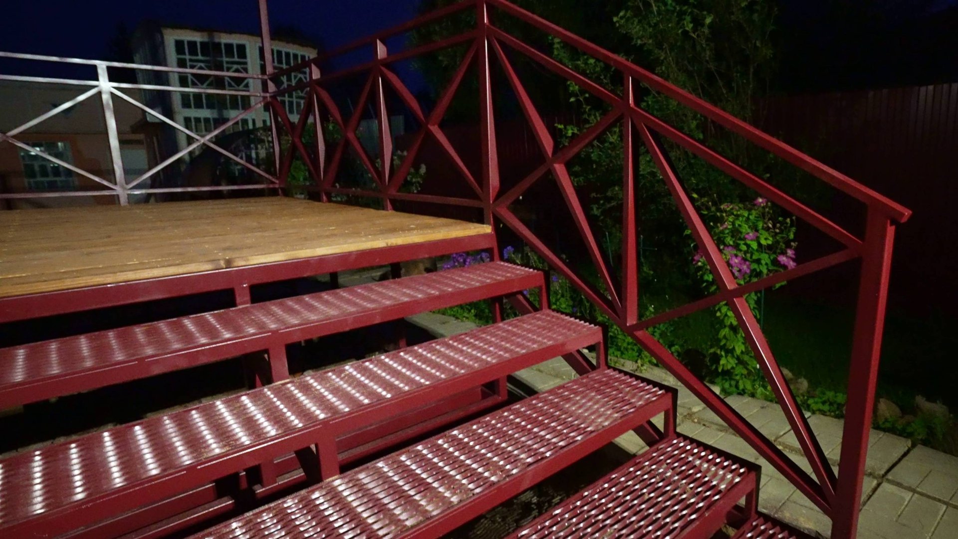 Крыльцо на винтовых сваях с крышей