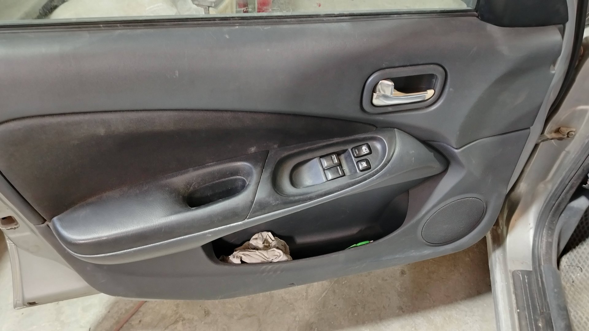 Как снять обшивку передних дверей Nissan Almera N16