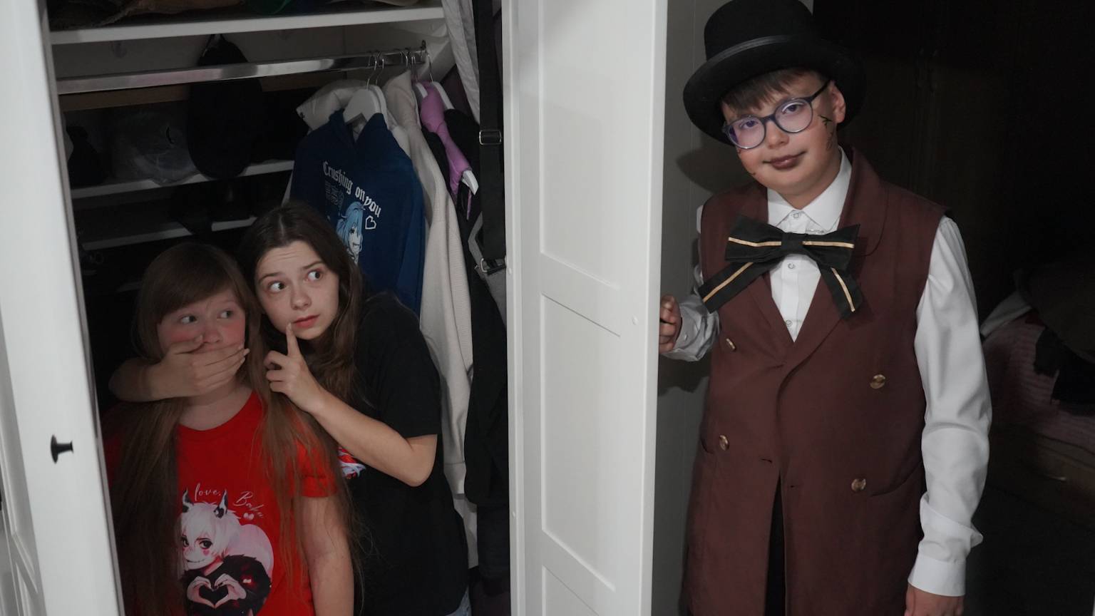 СОСЕД ИЗ ДОМА НОМЕР 13!! ЧТО ЗА МАЛЬЧИК В НАШЕМ ДОМЕ?!  СТРАШИЛКА