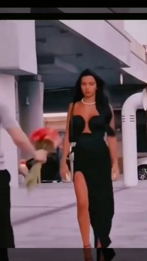 Подарить цветы на улице.