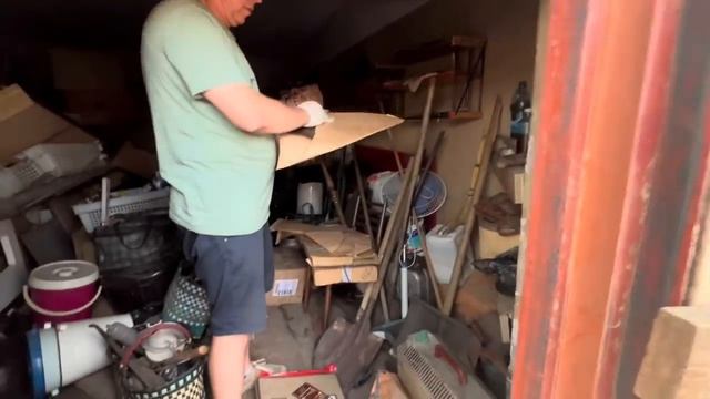 Мы НАШЛИ ЭТО в заброшенном гараже! Змеи в бутылках , странные вещи и... клад смотреть онлайн