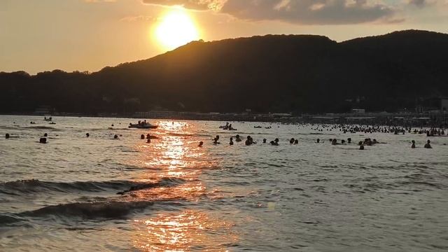 Летний пик сезона на Русском Юге в августе, Архипо-Осиповка. Самое тёплое море, +28° смотреть онлайн