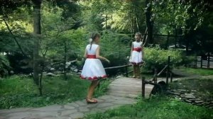 Про лягушек и комара. Поёт Аня Ковальчук.