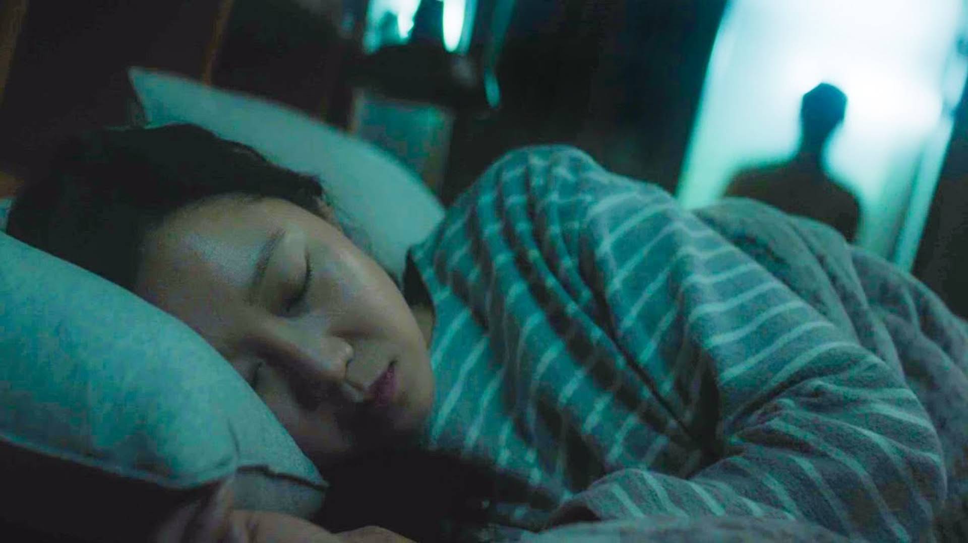 МАНЬЯК КАЖДУЮ НОЧЬ СПИТ С ДЕВУШКОЙ БЕЗ ЕЁ СОГЛАСИЯ | КРАТКИЙ ПЕРЕСКАЗ ФИЛЬМА смотреть онлайн