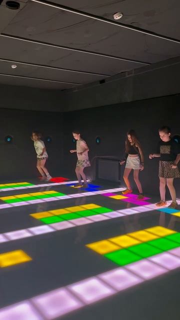 Pixel Quest - игры на световом полу