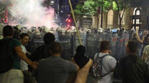Протестующие забрасывали полицейских камнями и петардами. Беспорядки вспыхнули в сербских городах
