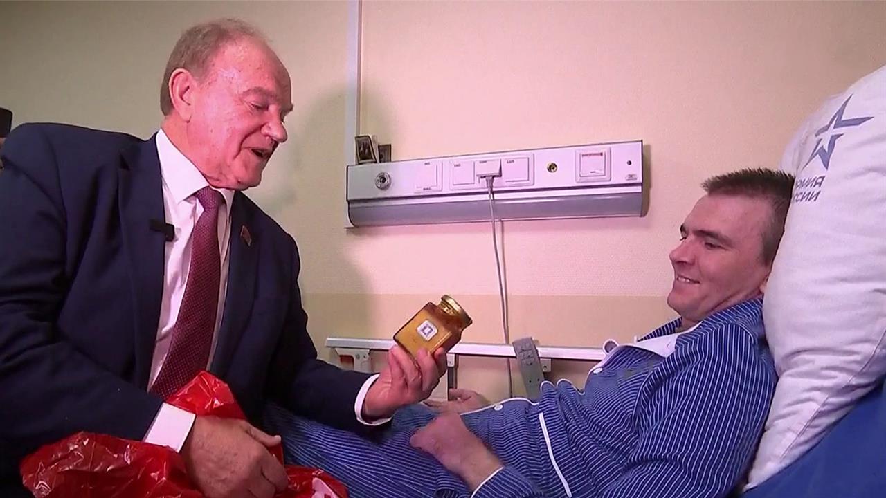Лидер КПФР Геннадий Зюганов посетил раненых бойцов в госпитале имени Вишневского