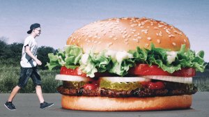 Дети играют в Игрушки и Гигантский Гамбургер Видео для детей как Мультики!